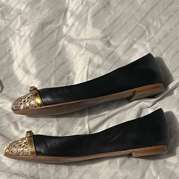 ELIE TAHARI GWEN TWO TONE FLATS 5 - Picture 2 of 3